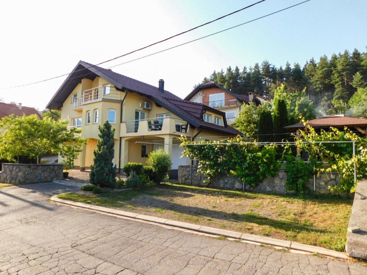 Apartman Lara Apartment Otočac Екстериор снимка